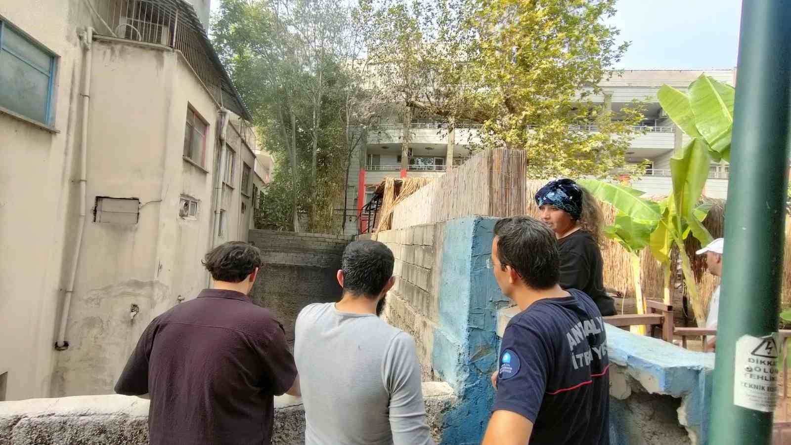 Tutuşan atık maddeler oteli yaktı!