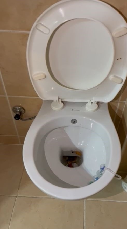 Yakalanacaklarını anlayınca uyuşturucuyu klozete attılar