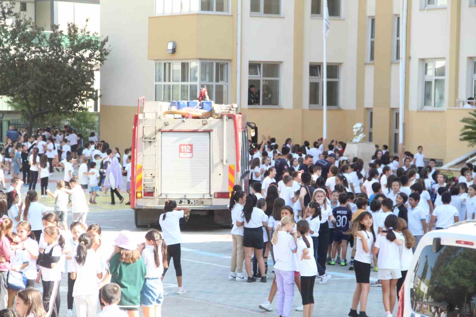 Yangına geldiler, öğrencilerin sevgi seliyle karşılaştılar