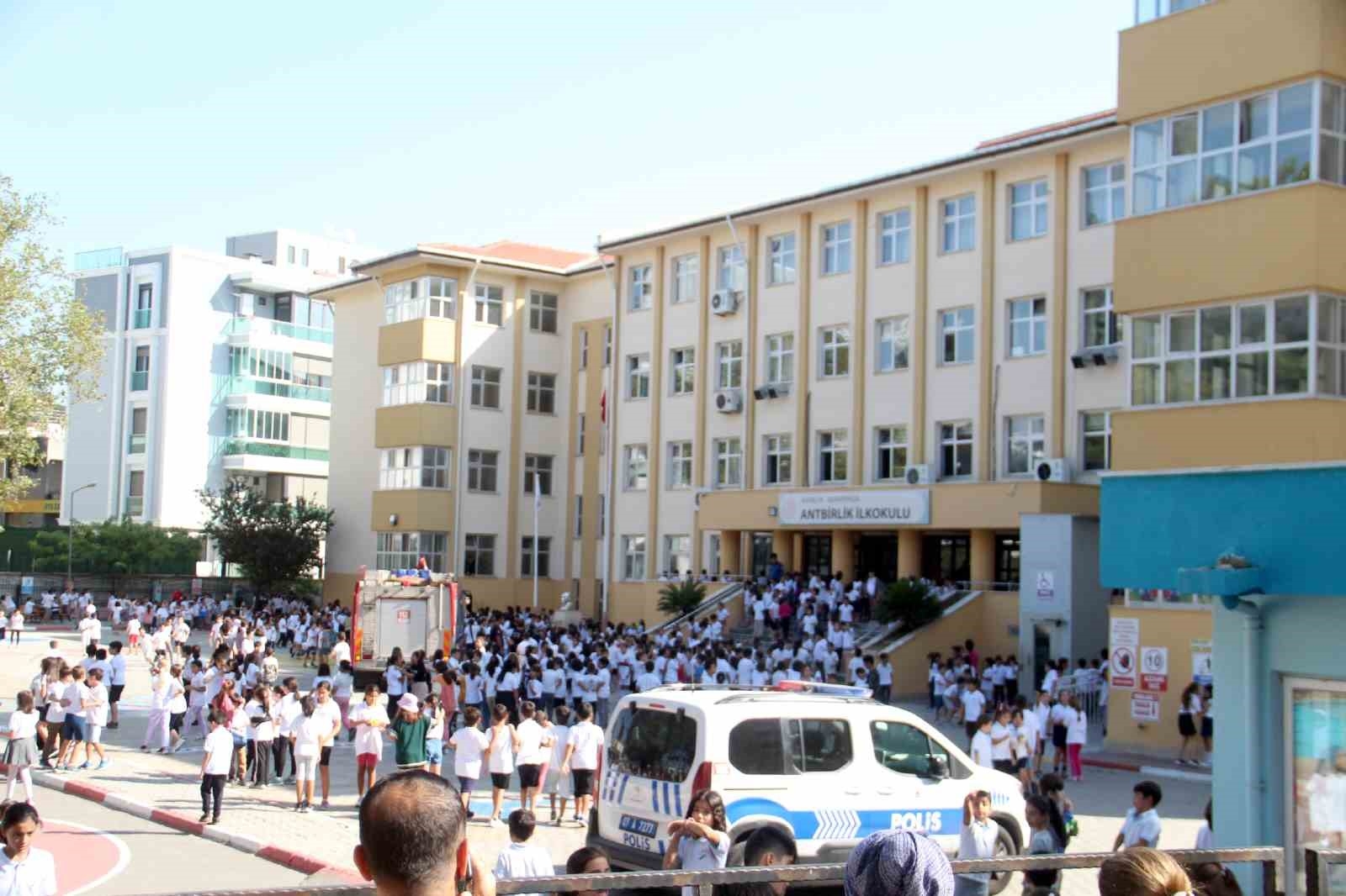 Yangına geldiler, öğrencilerin sevgi seliyle karşılaştılar