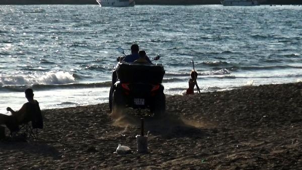 Yasağa rağmen ATV aracıyla SİT alanı sahile girip, safari yaptılar