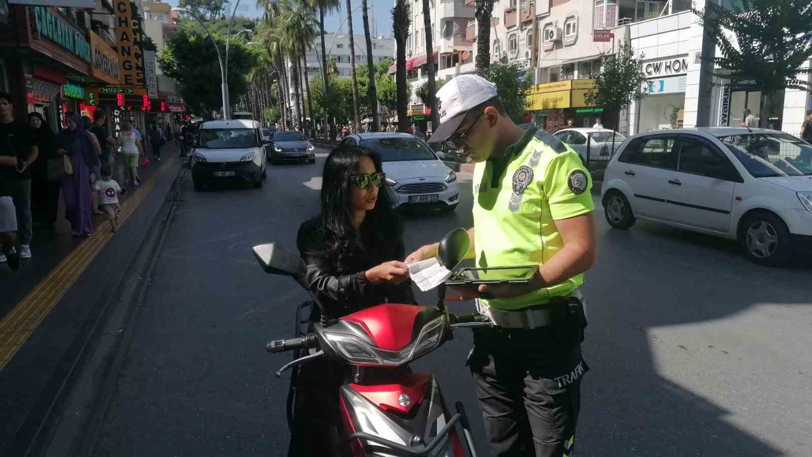 Yazılan cezayı iptal ettirmek için elinden geleni yaptı, polisi 'artistlik yapmakla' suçladı