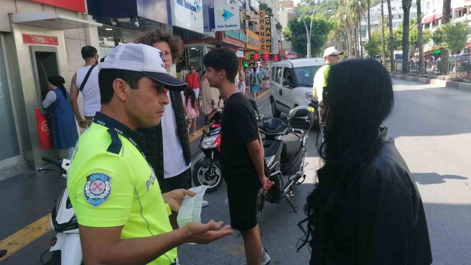 Yazılan cezayı iptal ettirmek için elinden geleni yaptı, polisi 'artistlik yapmakla' suçladı