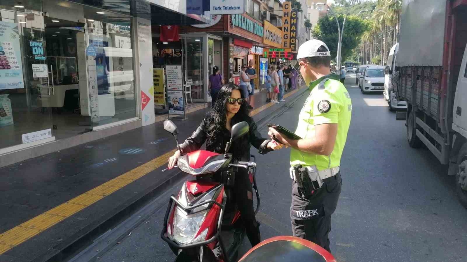 Yazılan cezayı iptal ettirmek için elinden geleni yaptı, polisi 'artistlik yapmakla' suçladı