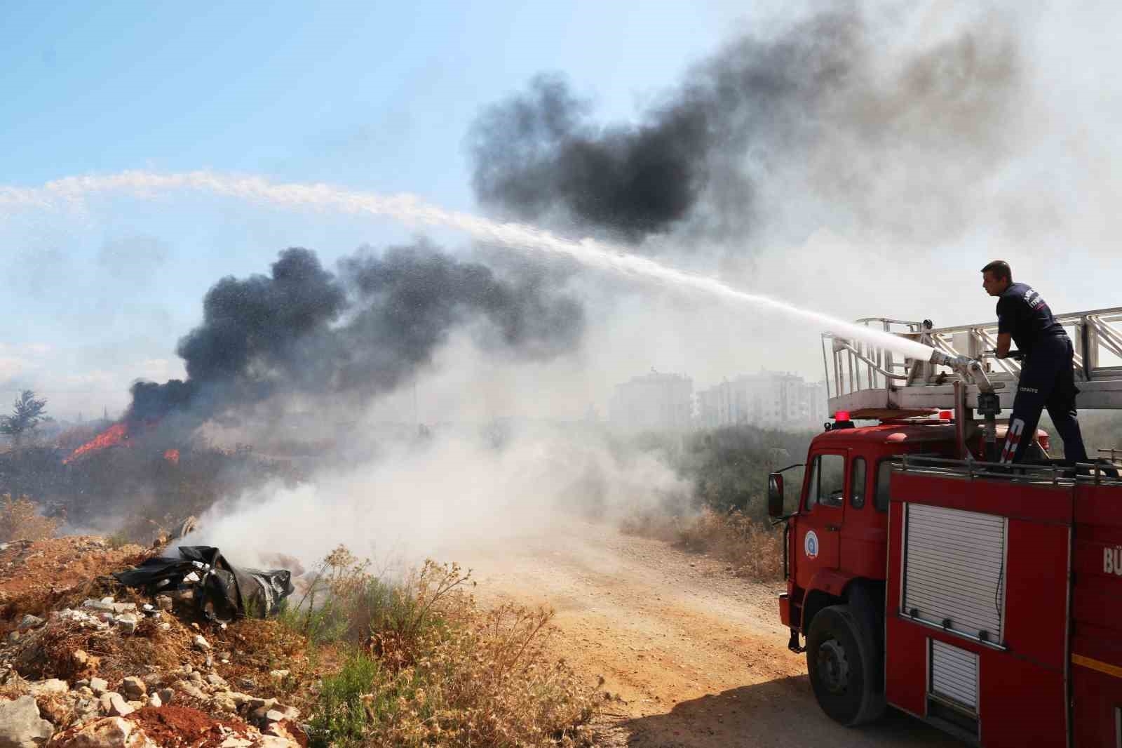 Yol kenarındaki boş araziye bırakılan çöpler yangına neden oldu