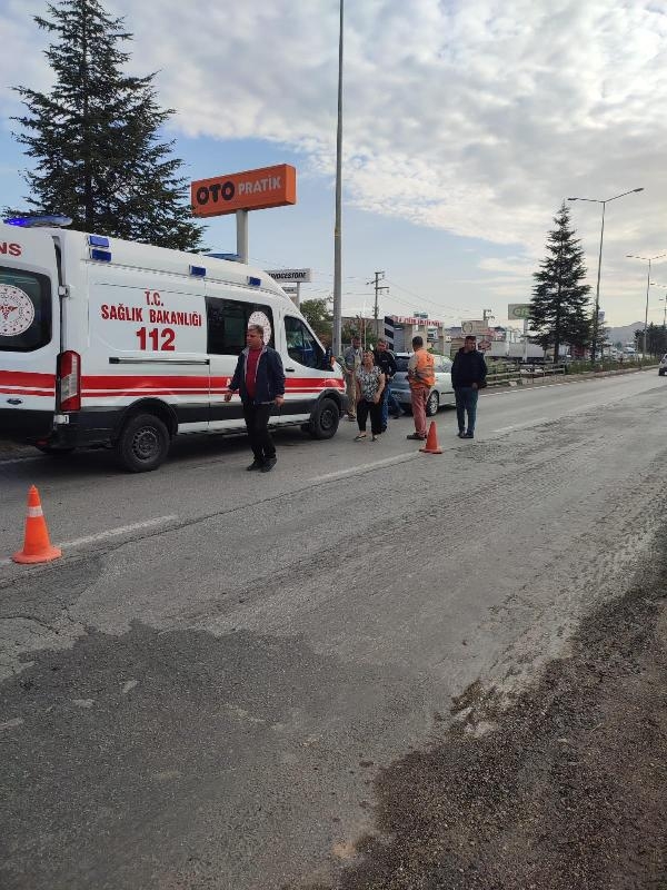 Yolun karşısına geçerken otomobilin çarptığı yaya yaralandı; o anlar kamerada