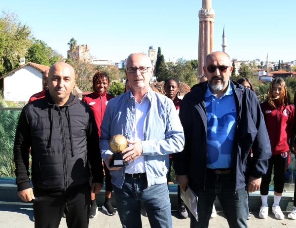 1207 Antalyaspor Kadın Futbol Takımı'na ödül