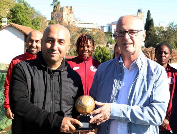 1207 Antalyaspor Kadın Futbol Takımı'na ödül