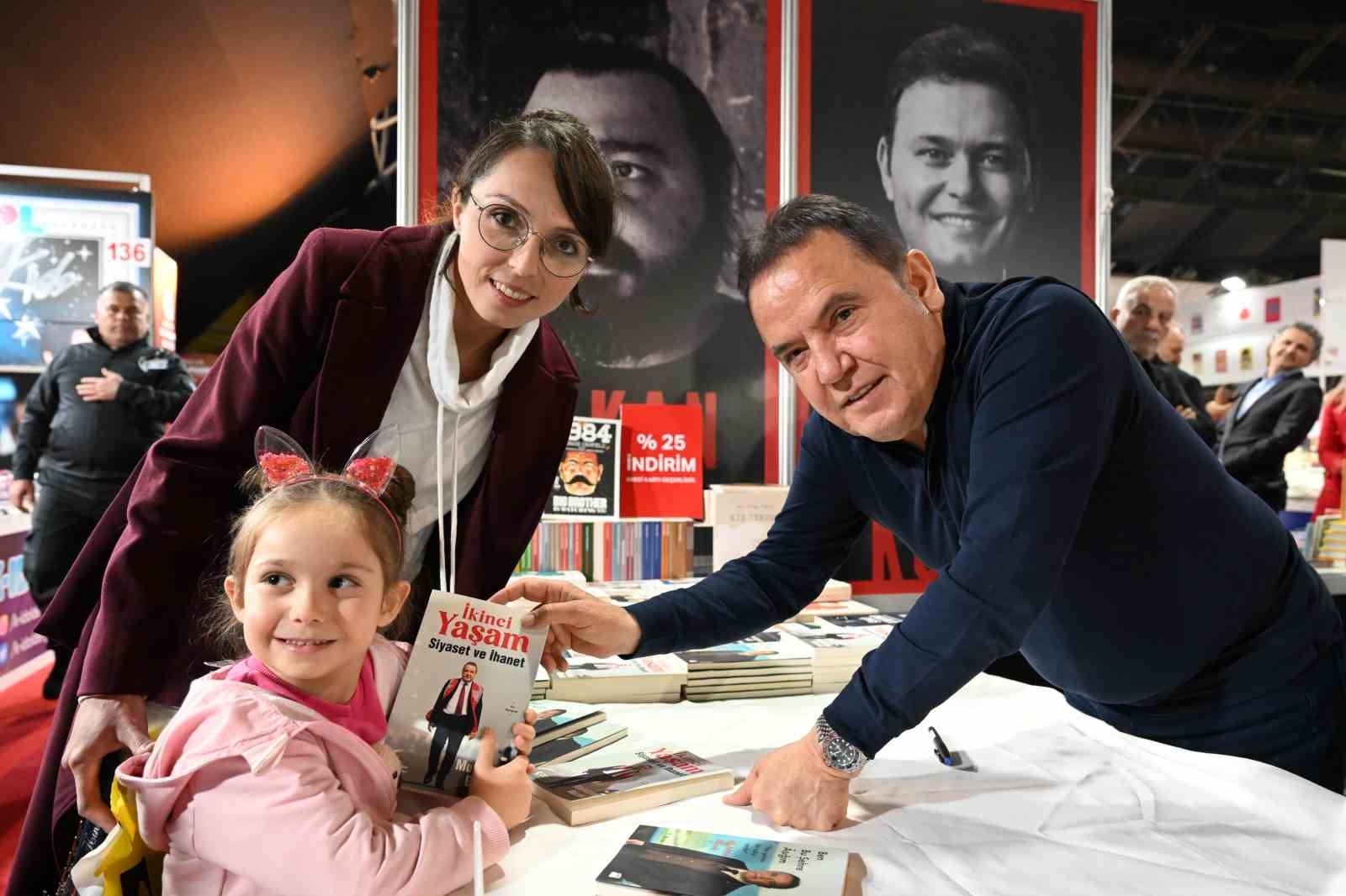 13. Antalya Kitap Fuarı'nda yerel yazarlar kitaplarını tanıtıyor