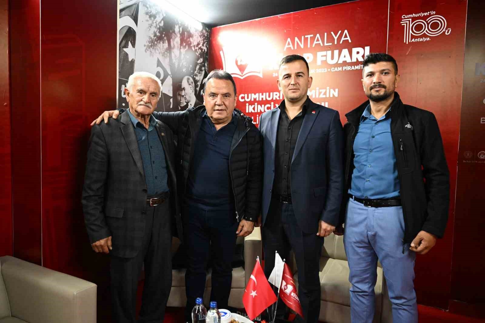 13. Antalya Kitap Fuarı'nda yerel yazarlar kitaplarını tanıtıyor