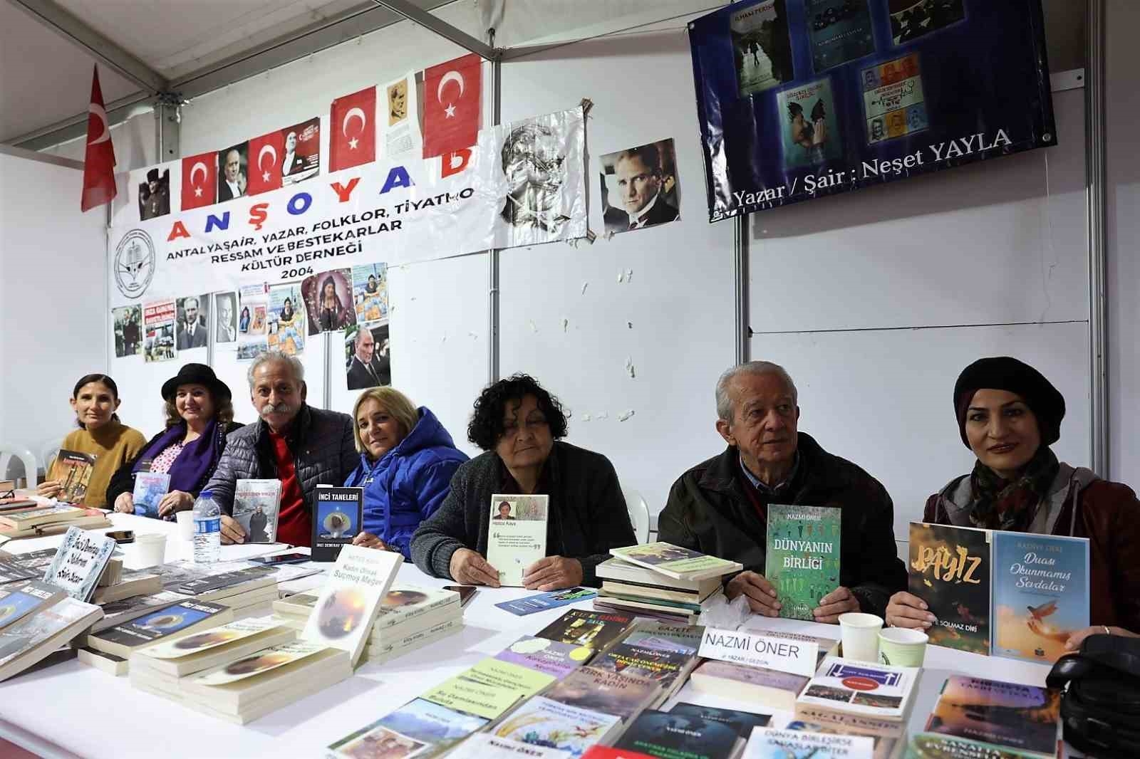 13. Antalya Kitap Fuarı'nda yerel yazarlar kitaplarını tanıtıyor