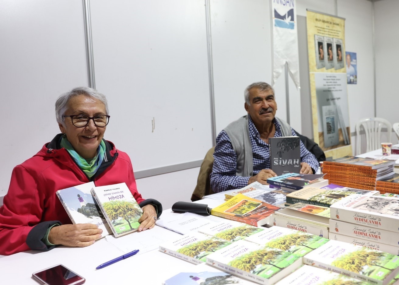 13. Antalya Kitap Fuarı'nda yerel yazarlar kitaplarını tanıtıyor