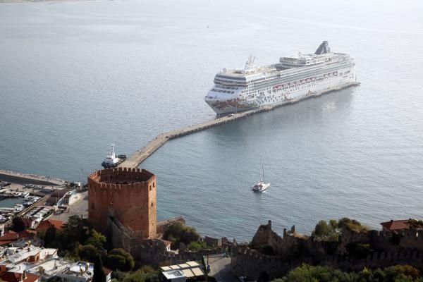 1753 turistin bulunduğu kruvaziyer, Alanya'ya demirledi