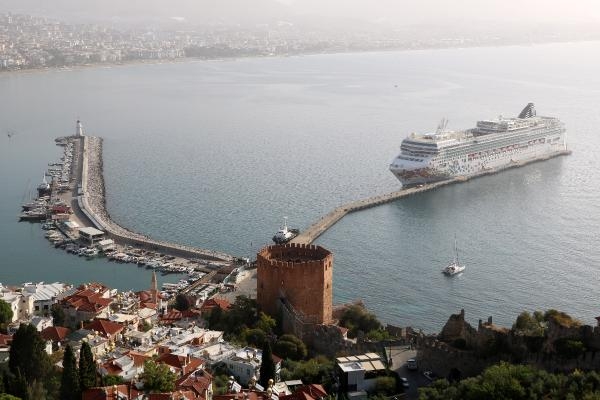 1753 turistin bulunduğu kruvaziyer, Alanya'ya demirledi
