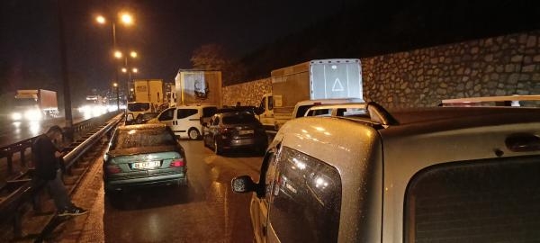 18 araçlı zincirleme kaza da yaralılar var