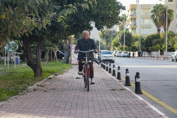 85 yaşındaki 46 yıllık muhtar, mahalleyi bisikletle dolaşıyor