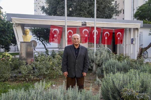 85 yaşındaki 46 yıllık muhtar, mahalleyi bisikletle dolaşıyor