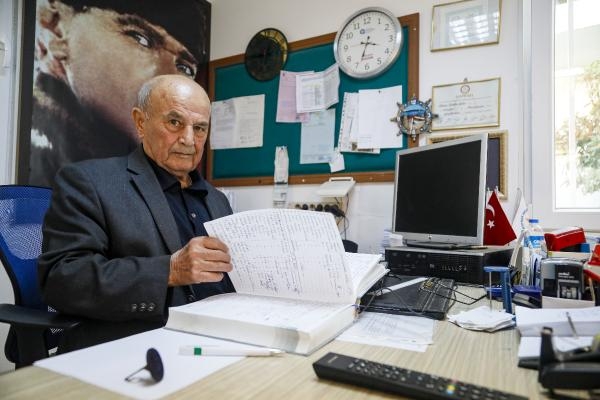 85 yaşındaki 46 yıllık muhtar, mahalleyi bisikletle dolaşıyor