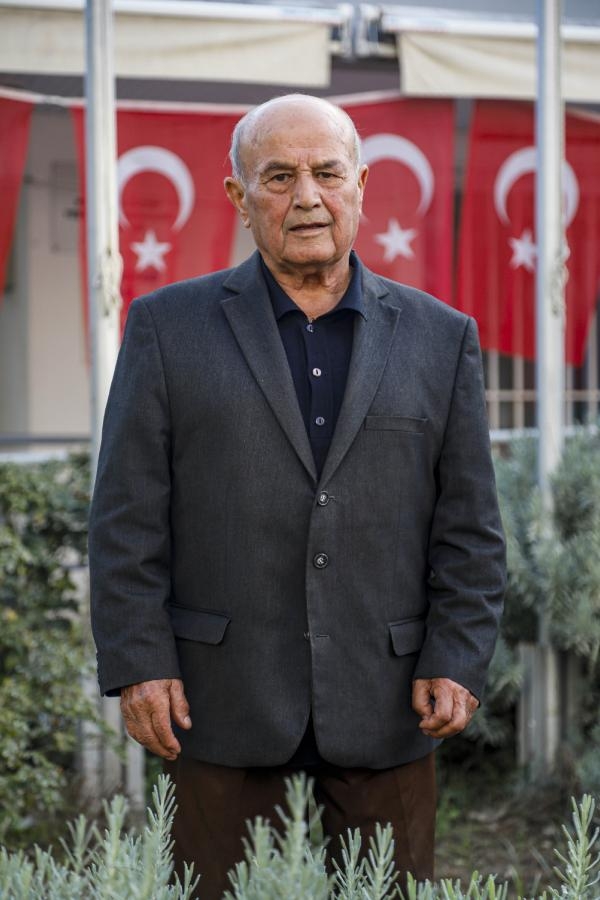 85 yaşındaki 46 yıllık muhtar, mahalleyi bisikletle dolaşıyor