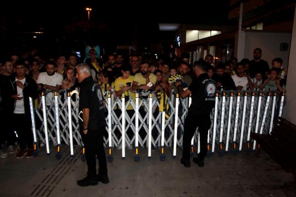 Adanalılar Fenerbahçe kafilesini karşıladı
