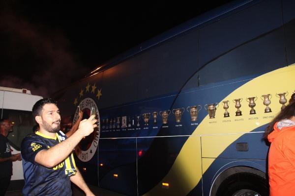 Adanalılar Fenerbahçe kafilesini karşıladı