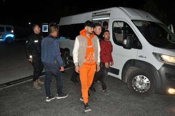 Afgan uyruklu 11 kişi, kumar oynarken yakalandı