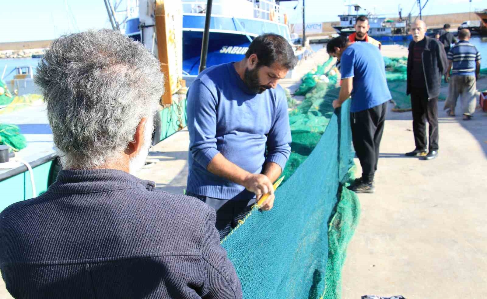 Akdeniz'de fırtına sonrası tekneler açılmaya başladı