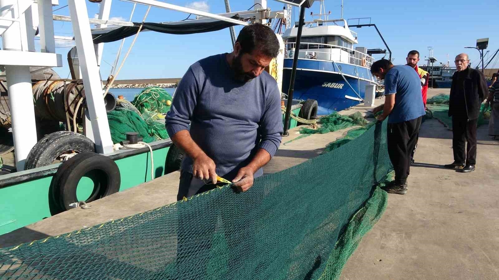 Akdeniz'de fırtına sonrası tekneler açılmaya başladı