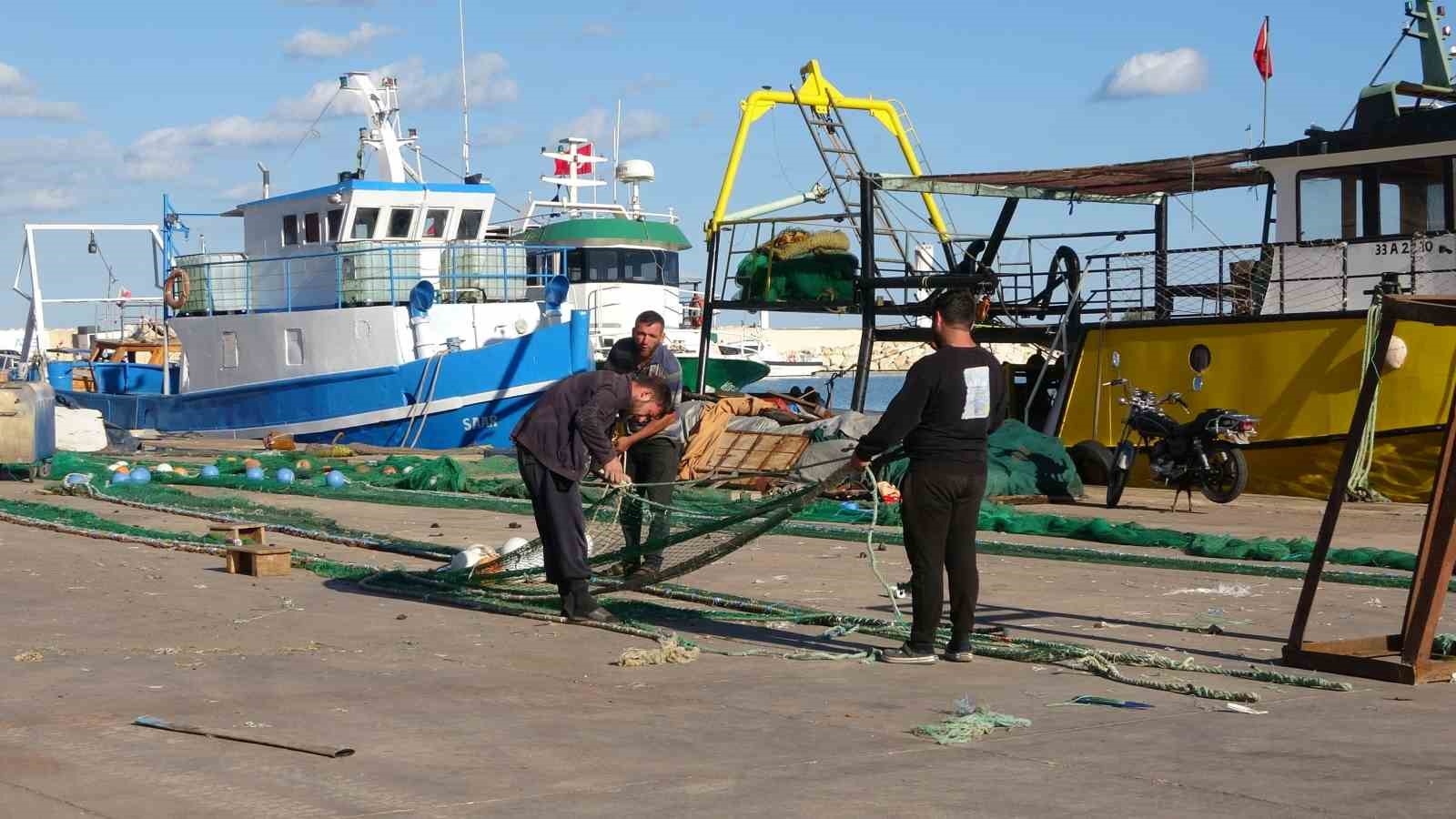 Akdeniz'de fırtına sonrası tekneler açılmaya başladı