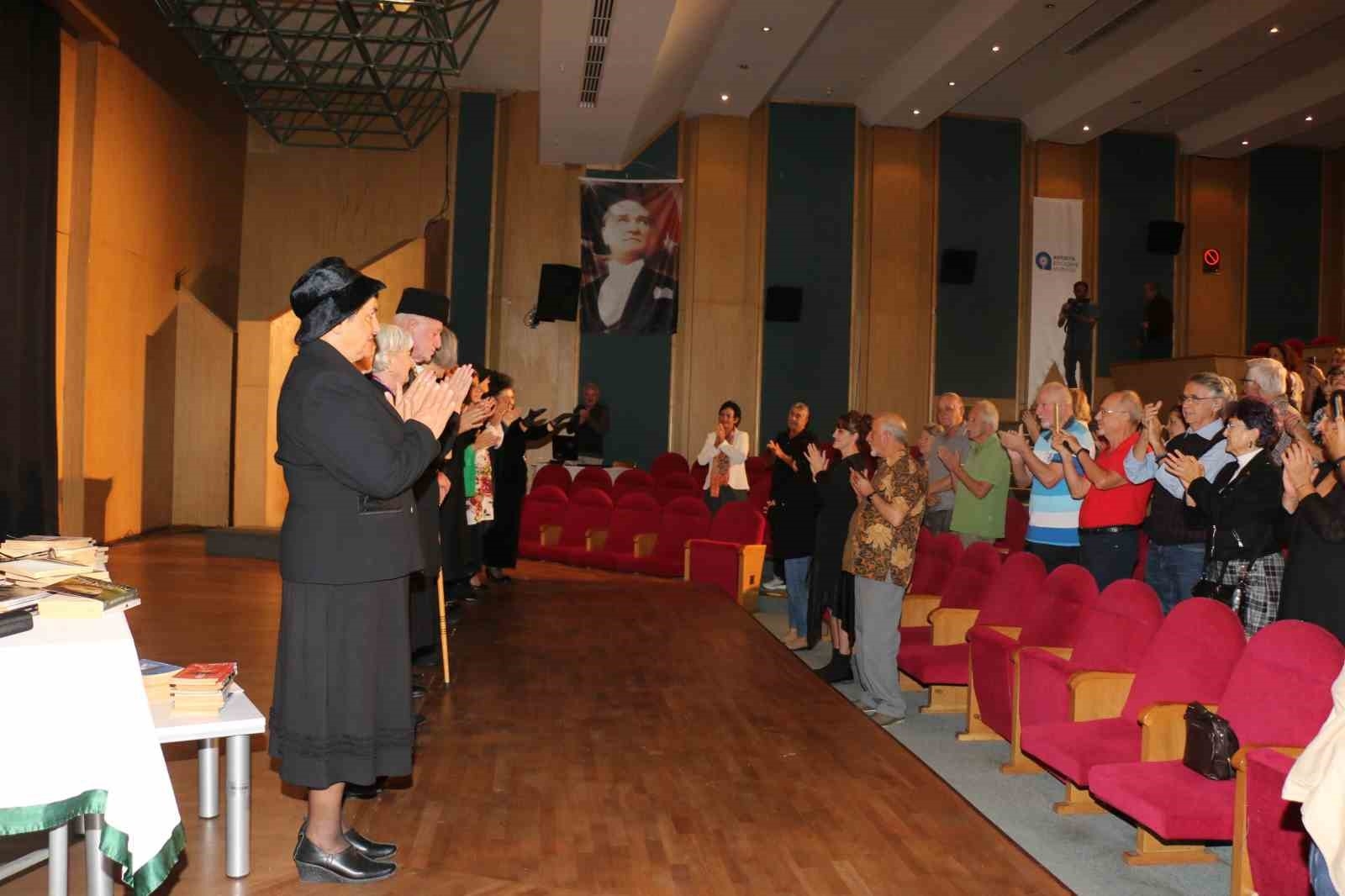 Aktif Yaşlılar'dan tiyatro gösterisi