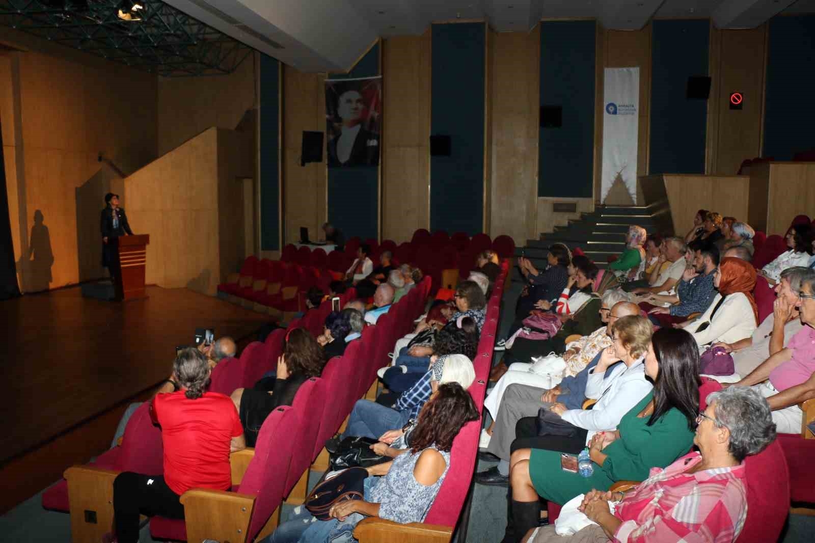 Aktif Yaşlılar'dan tiyatro gösterisi