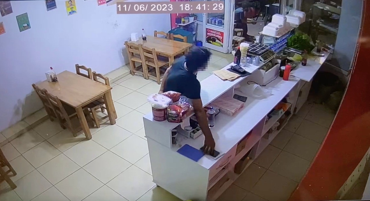 Anneni çağır diyerek dükkanı soydular