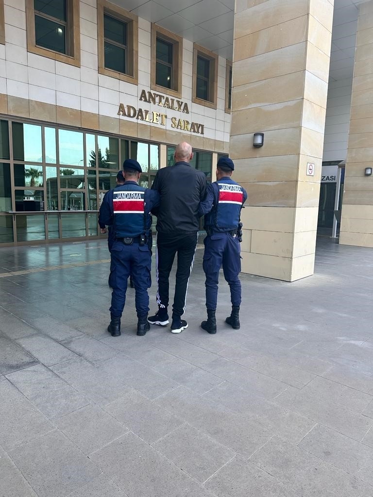 Antalya'da 11 yıl 6 ay hapis cezası ile aranan hükümlü yakalandı