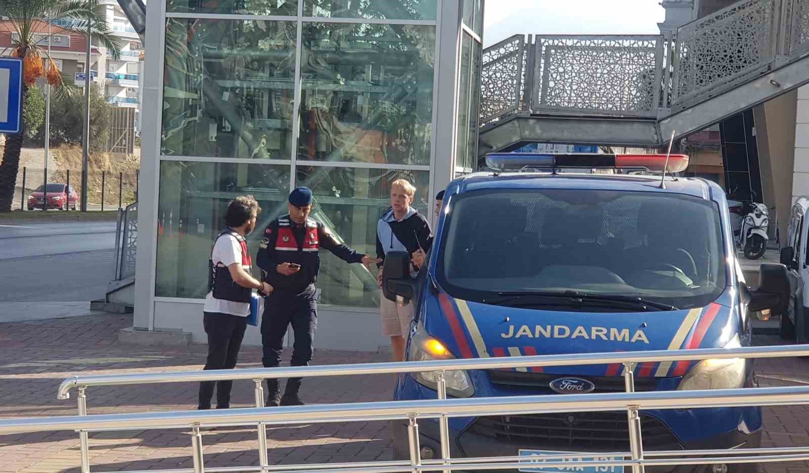 Antalya'da 35 bin avrosu gasp edildikten sonra 2 şüpheliyi aracıyla çarparak öldüren Ukraynalı turist adliyede