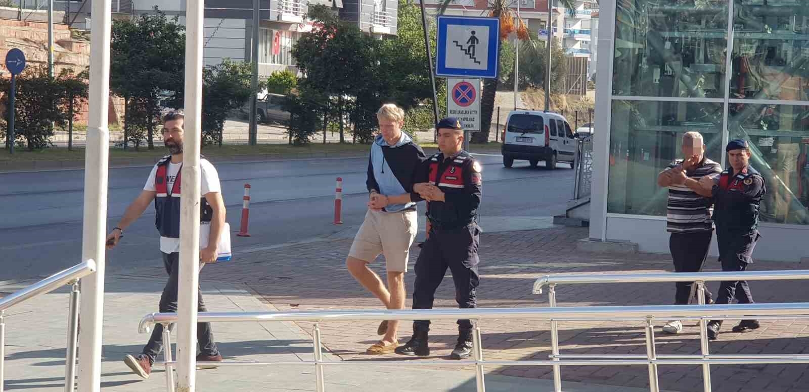 Antalya'da 35 bin avrosu gasp edildikten sonra 2 şüpheliyi aracıyla çarparak öldüren Ukraynalı turist adliyede