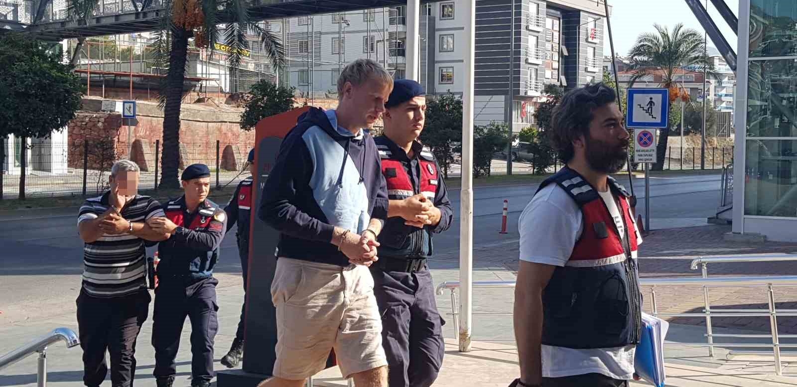 Antalya'da 35 bin avrosu gasp edildikten sonra 2 şüpheliyi aracıyla çarparak öldüren Ukraynalı turist adliyede
