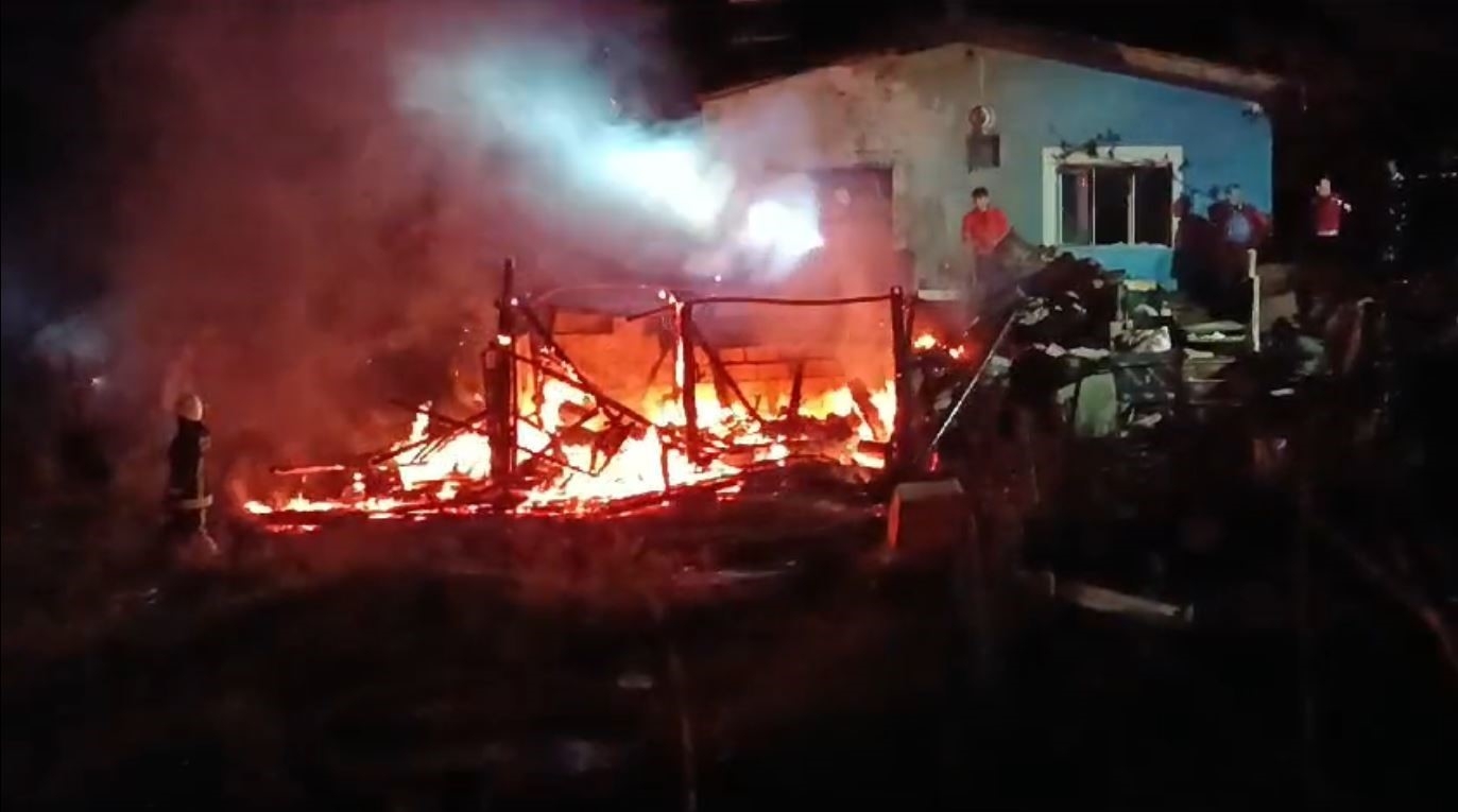 Antalya'da korkutan depo ve ev yangını
