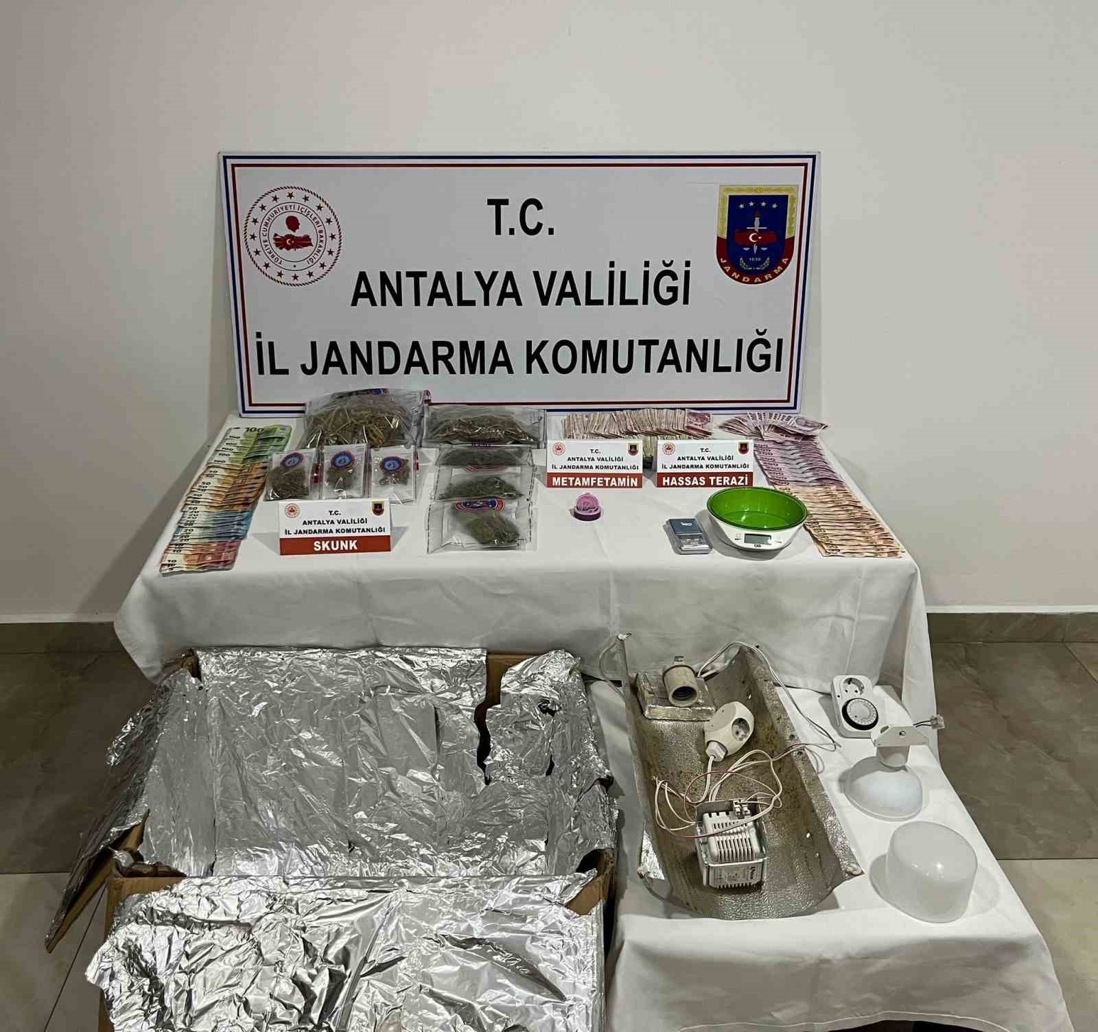 Antalya'da ruhsatsız silah ve uyuşturucu operasyonu: 3 şüpheli yakalandı