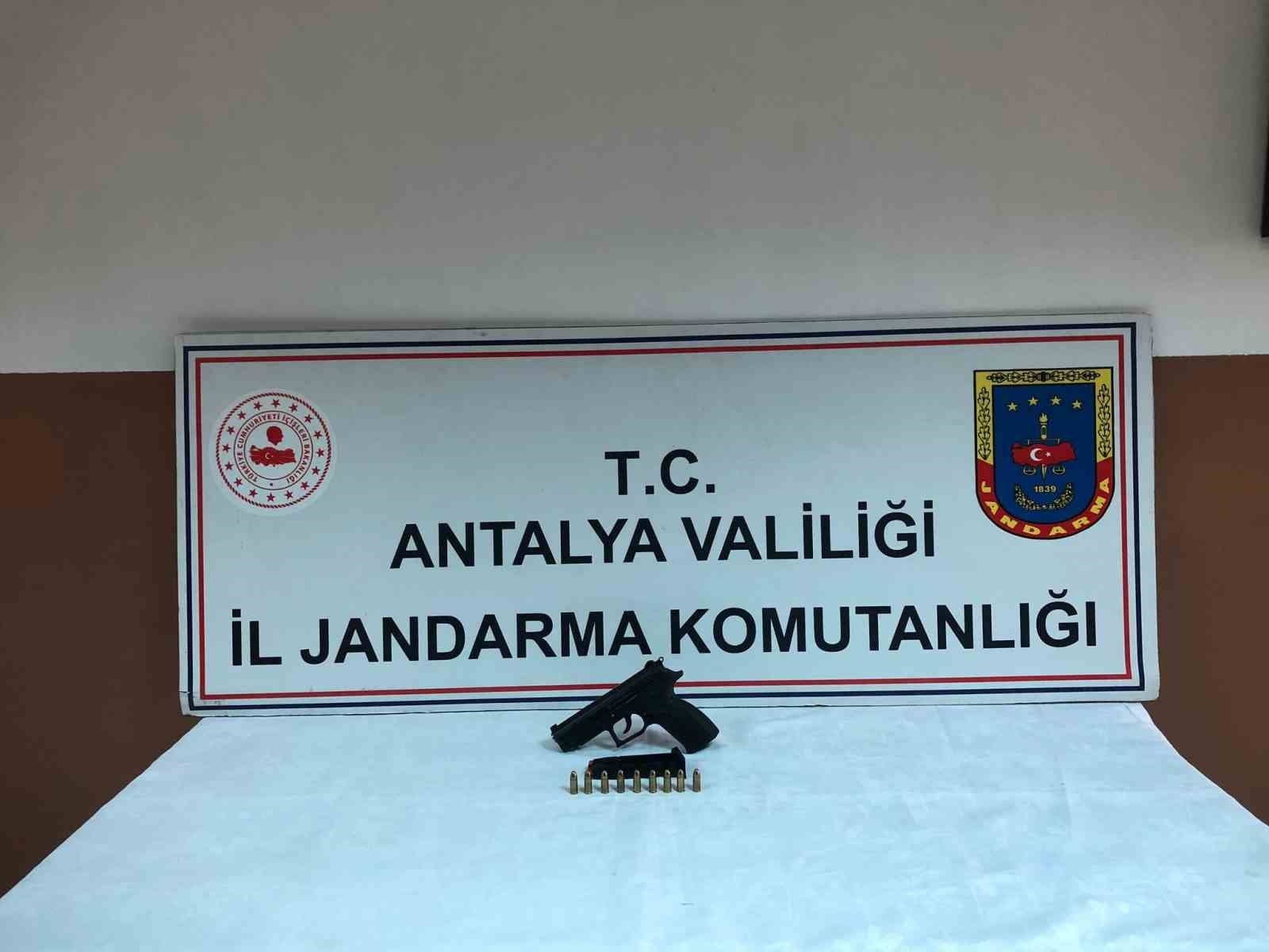 Antalya'da ruhsatsız silah ve uyuşturucu operasyonu: 3 şüpheli yakalandı