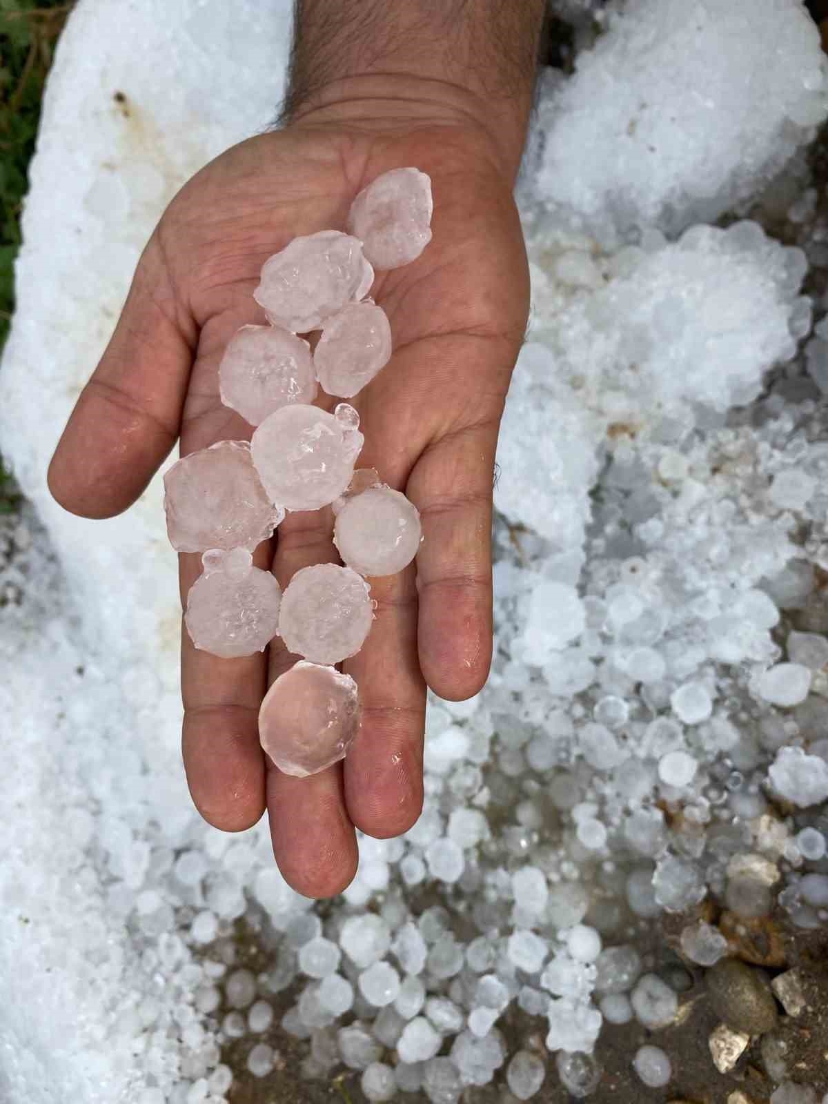 Antalya'da seraları dolu vurdu