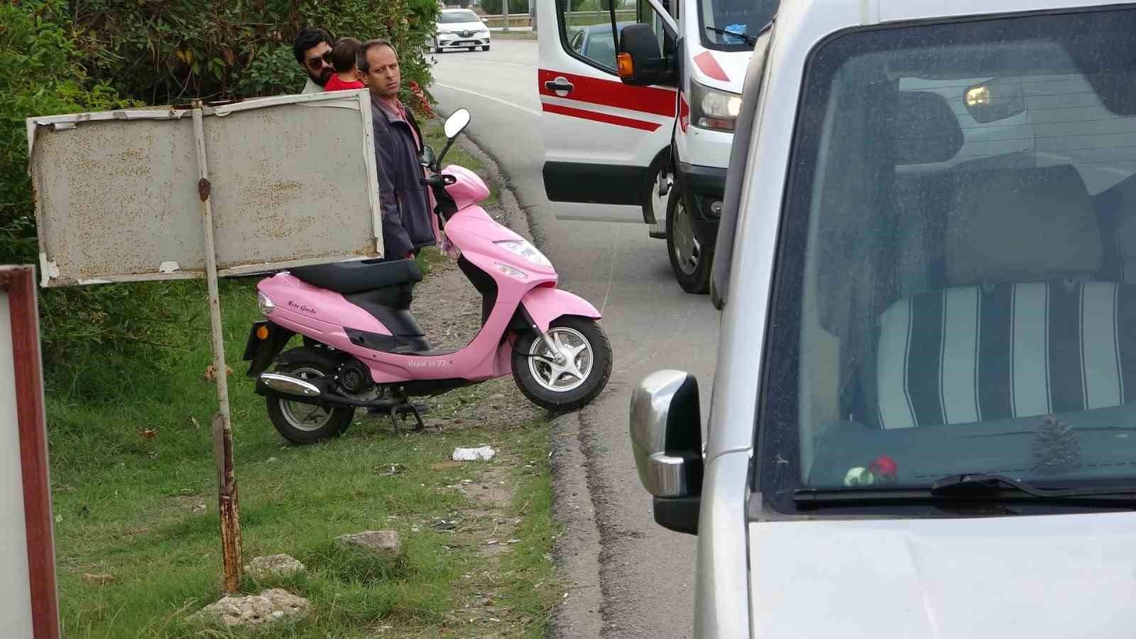 Aracın aynasına çarpan motosiklet 20 metre sürüklendi !
