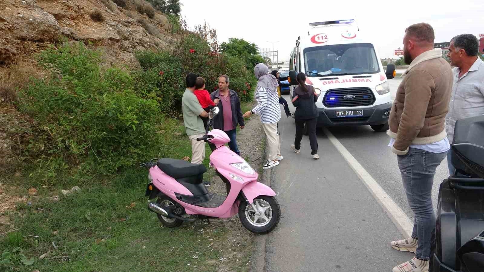 Aracın aynasına çarpan motosiklet 20 metre sürüklendi !