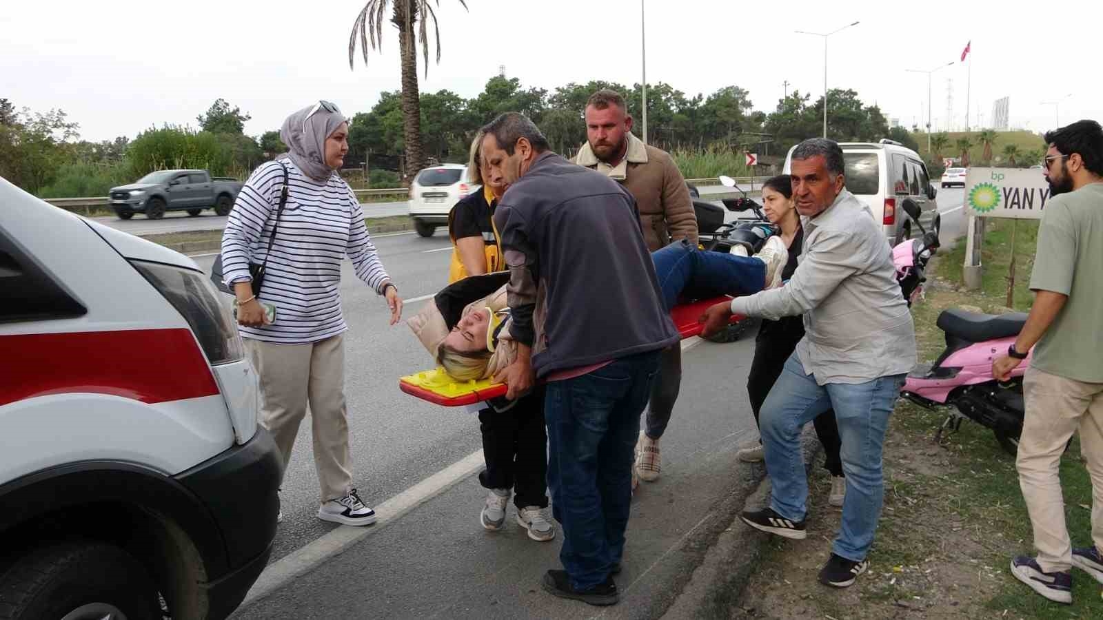 Aracın aynasına çarpan motosiklet 20 metre sürüklendi !