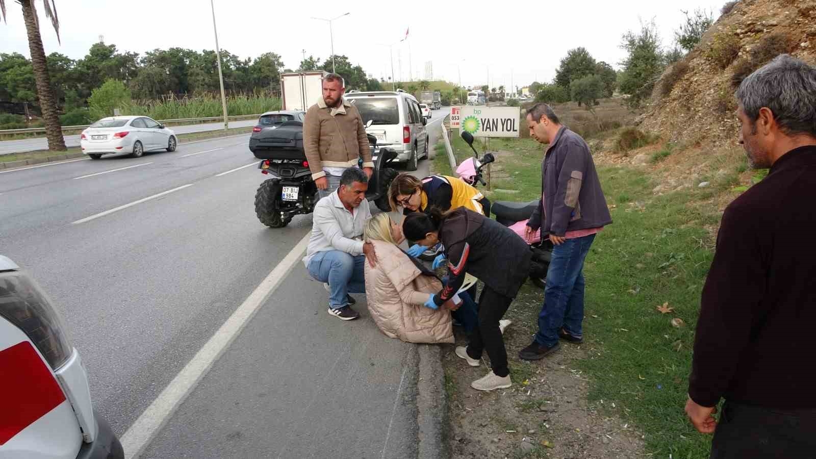 Aracın aynasına çarpan motosiklet 20 metre sürüklendi !