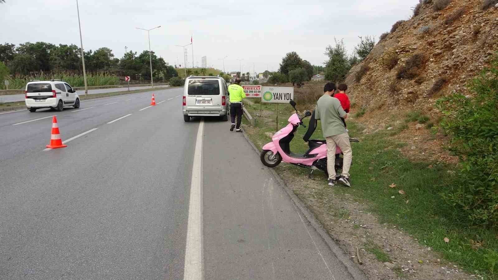 Aracın aynasına çarpan motosiklet 20 metre sürüklendi !