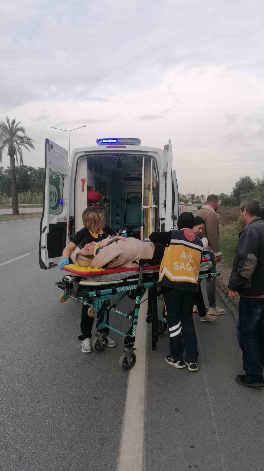 Aracın aynasına çarpan motosiklet 20 metre sürüklendi !