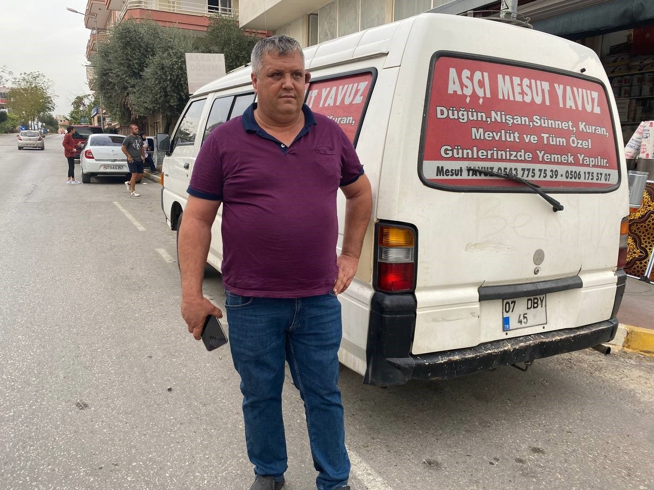 Araçların lastiklerine dadanan adam mahalleliyi canından bezdirdi