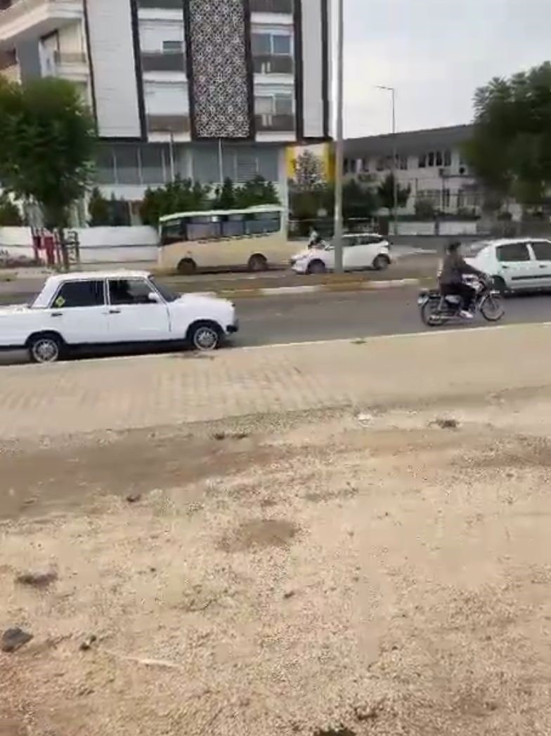 Arızalanan otomobili motosiklete bağlanan halatla çektiler