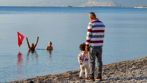 Atatürk, Antalya'da denizde ve karada anıldı