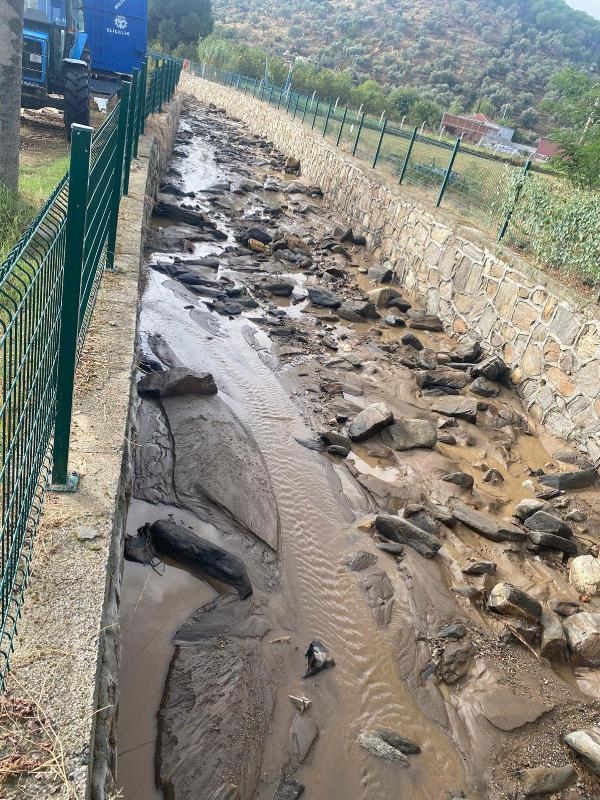 Aydın'da hortum minareyi devirdi